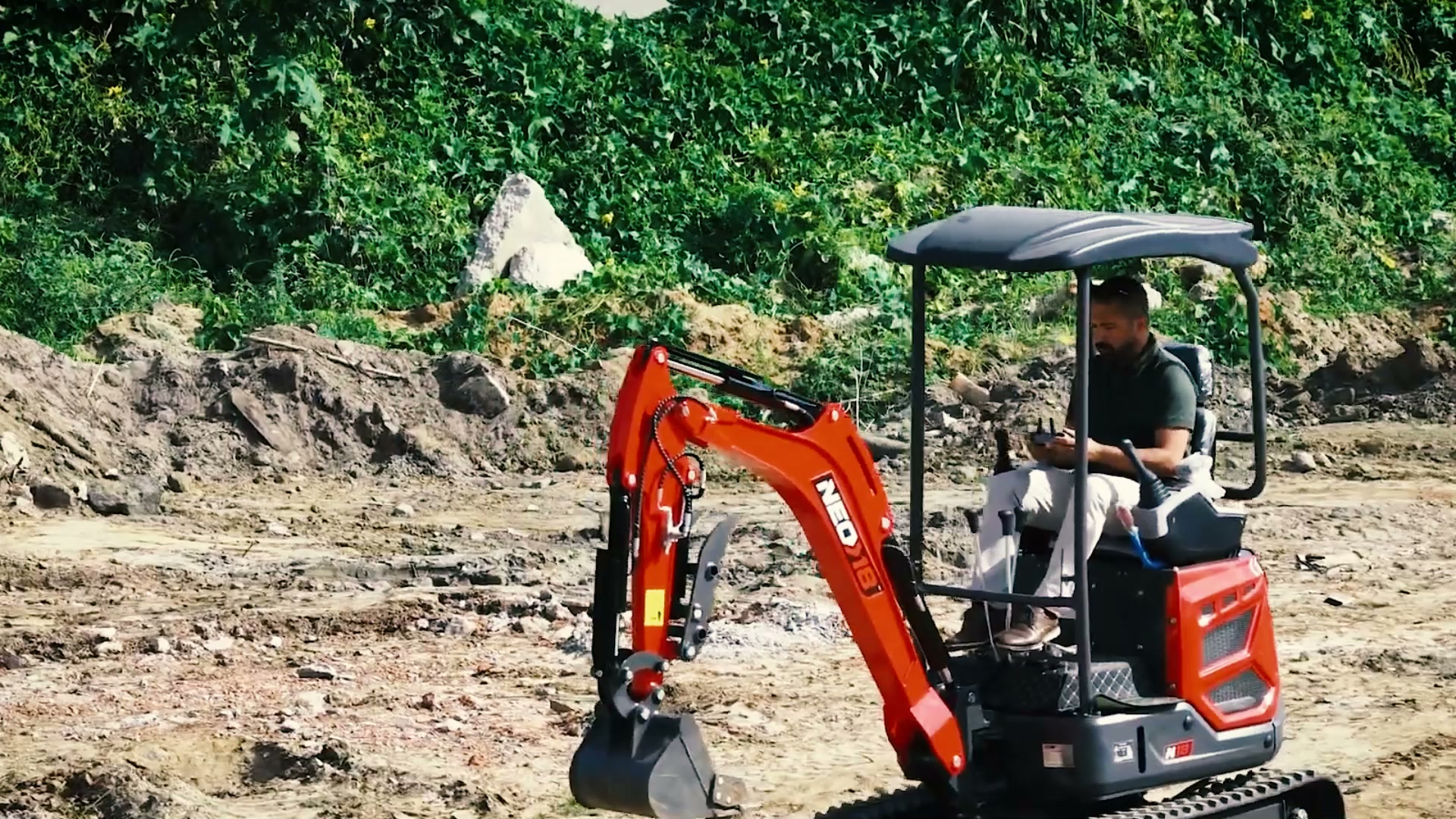 Uma escavadeira NEO 18 em operação no canteiro de obras.